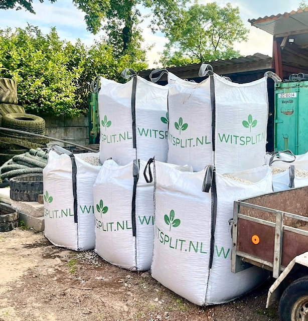 Bigbags met het opschrift WitSplit, op voorraad op de ophaallocatie